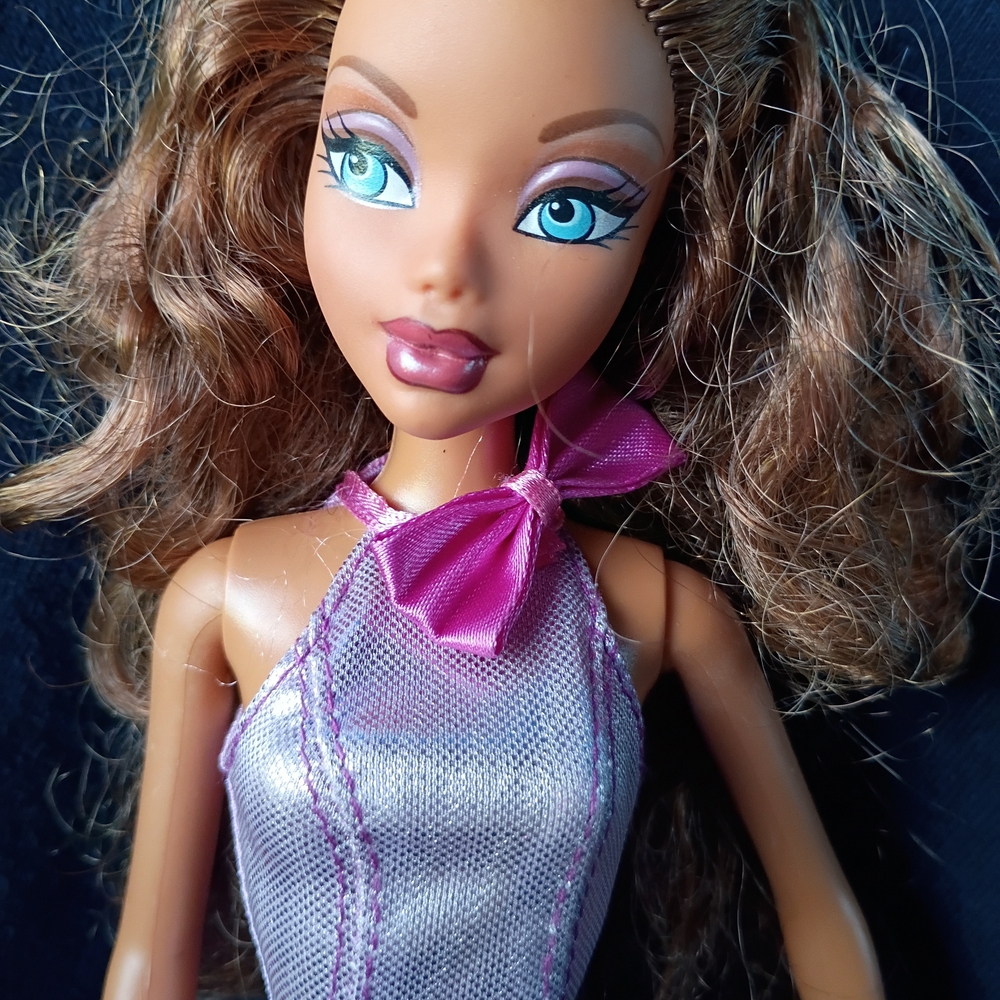 Mattel Barbie My Scene Madison with Brown Hair, Pink Outfit and Blue Eyes